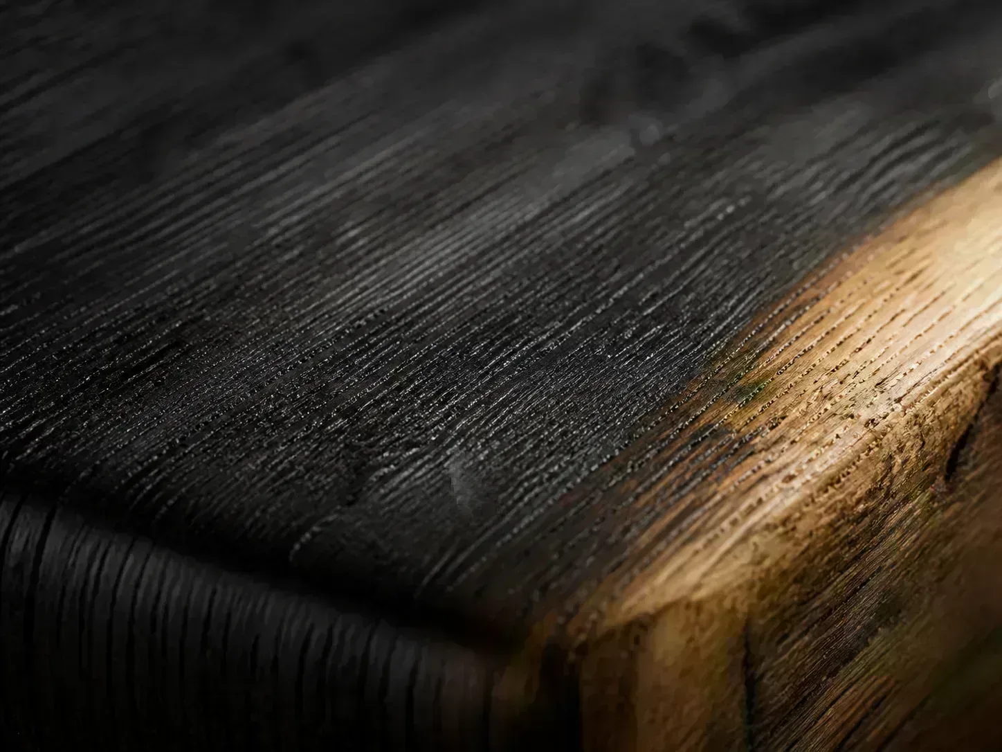 Detail einer handwerklich bearbeiteten Holzoberfläche