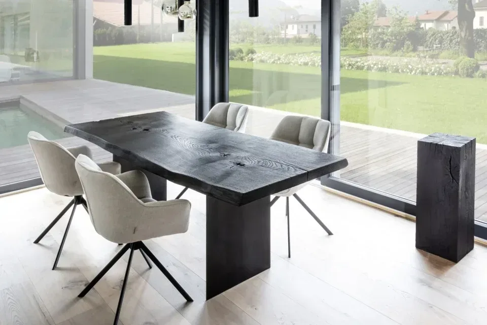 Geköhlter Monolith-Tisch im Interieur einer Villa auf Mallorca