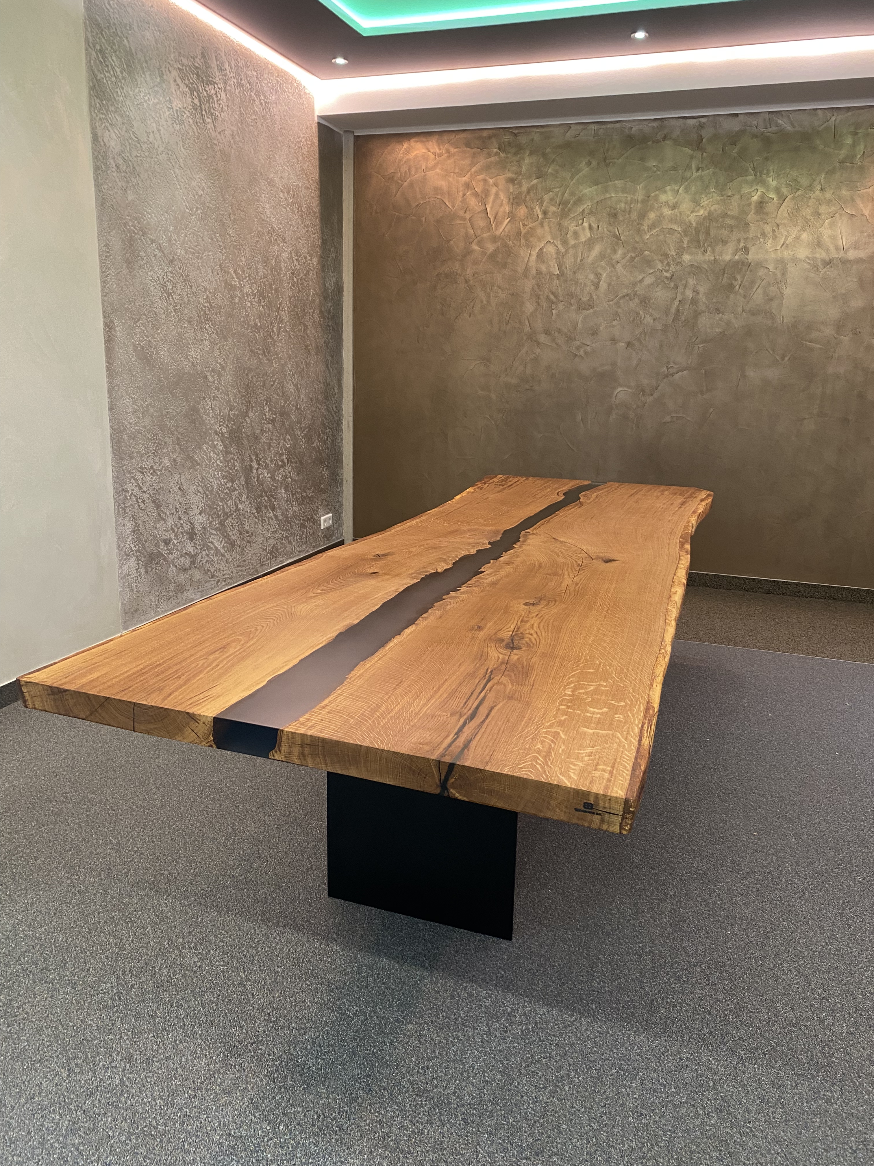 Eichen Monolith mit schwarem Epoxy – Eiche