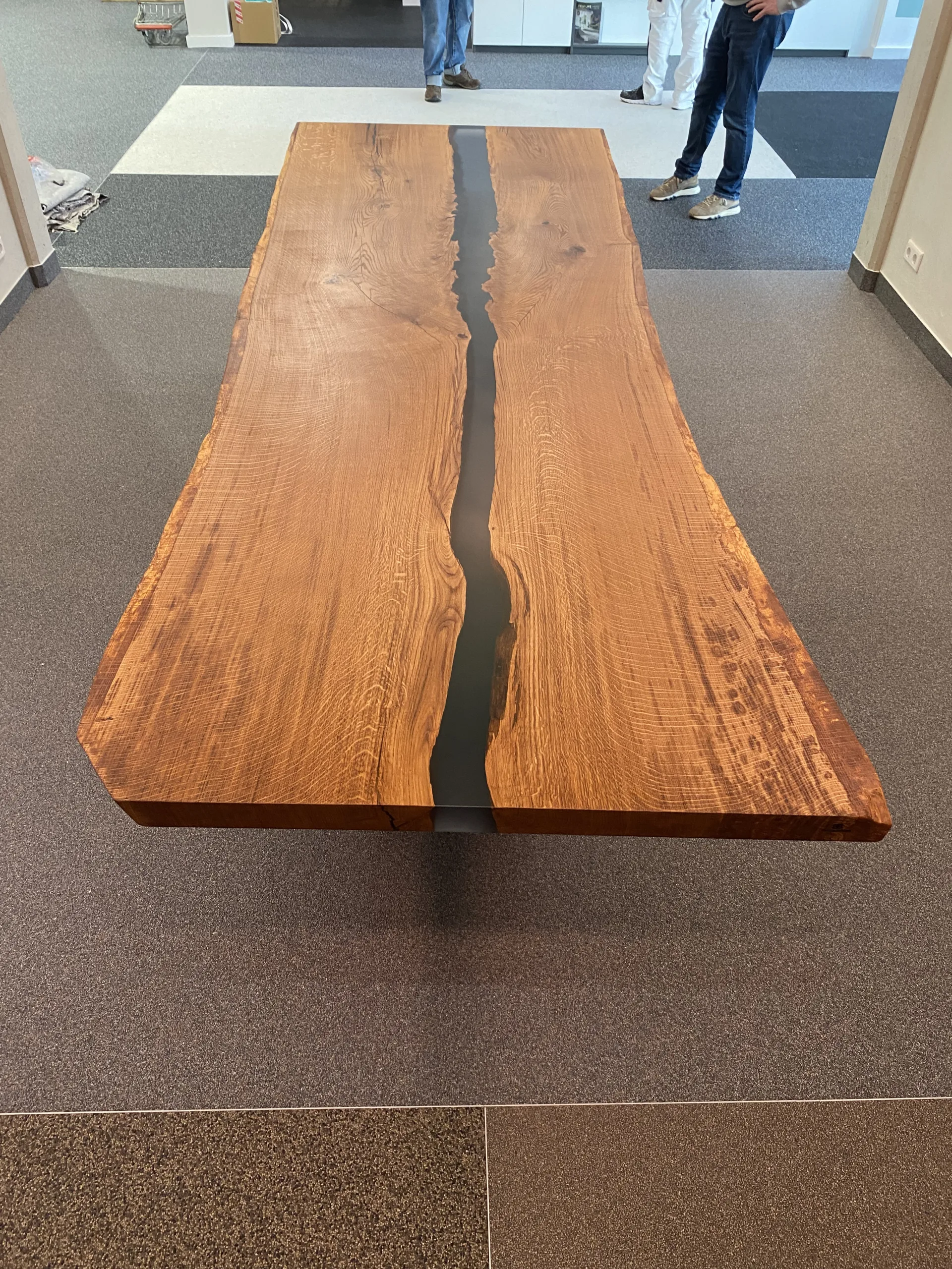 Eichen Monolith mit schwarem Epoxy – Gesamtansicht