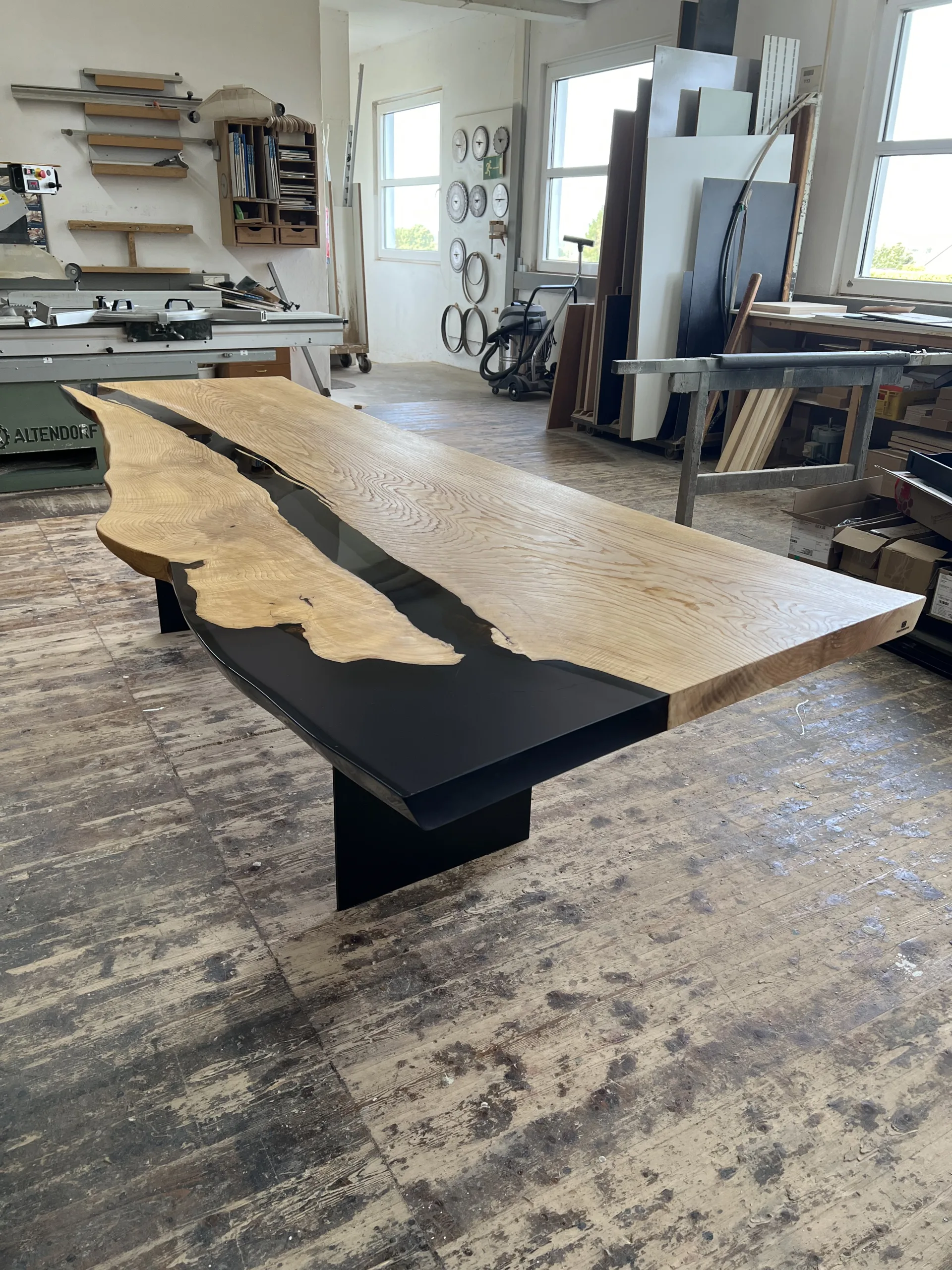 Esche Monolith – Gesamtansicht