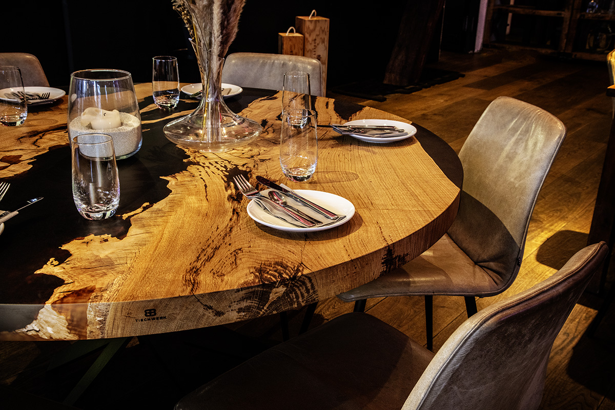 Runder Epoxidharztisch aus charakterstarkem Holz in der Kocherei
