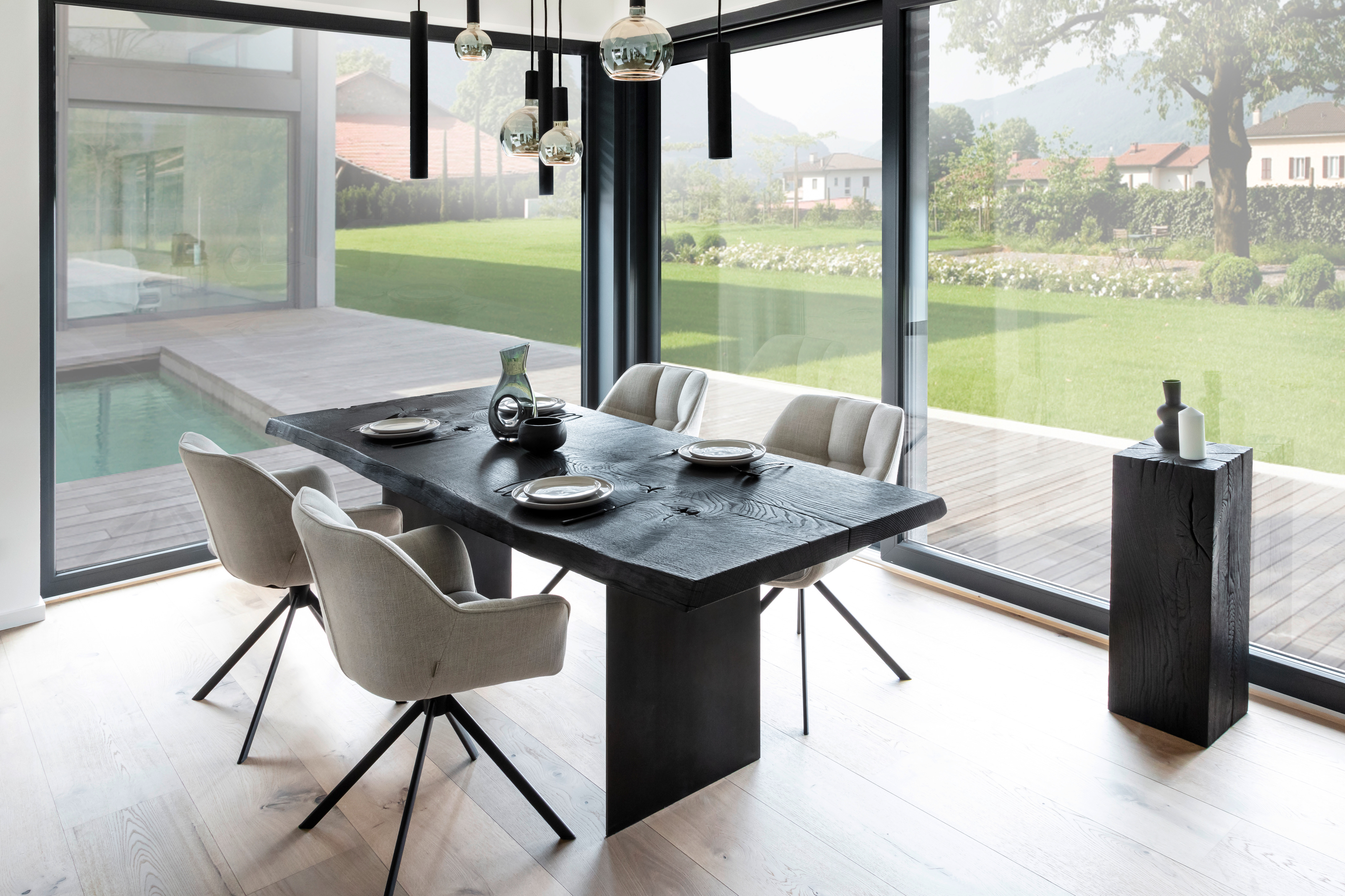 Geköhlter Monolith-Tisch im Interieur einer Villa auf Mallorca
