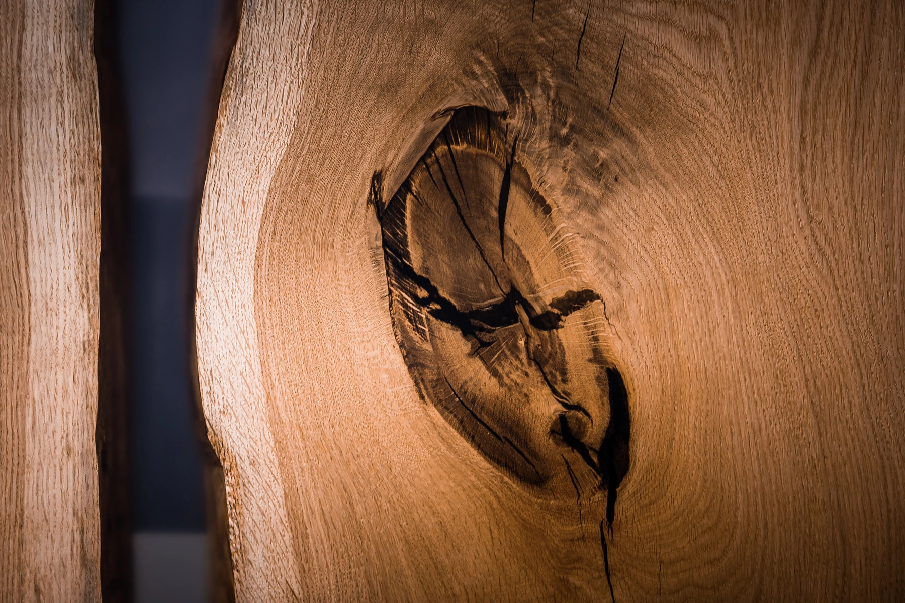 Gebürstete Holzstruktur in der Nahaufnahme