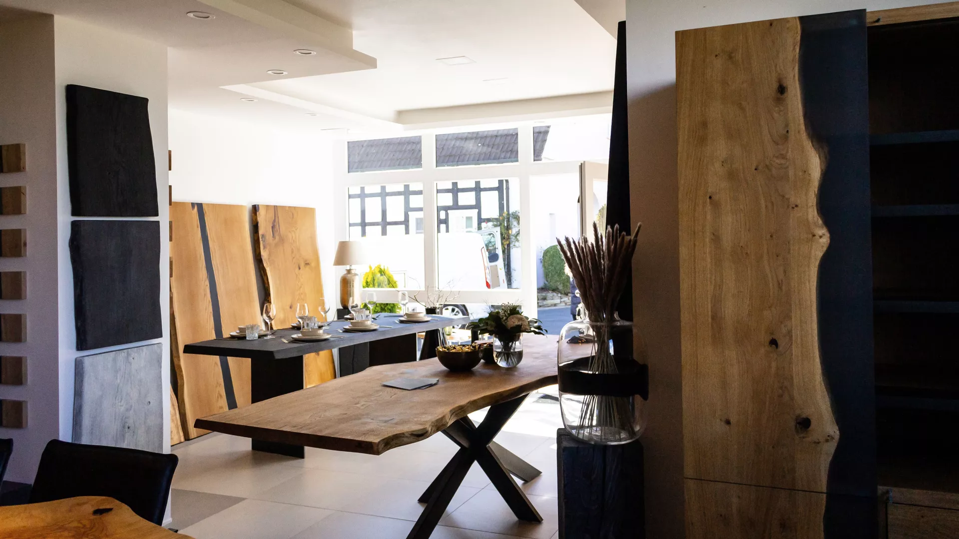 Showroom von BB-Tischwerk mit Massivholztisch