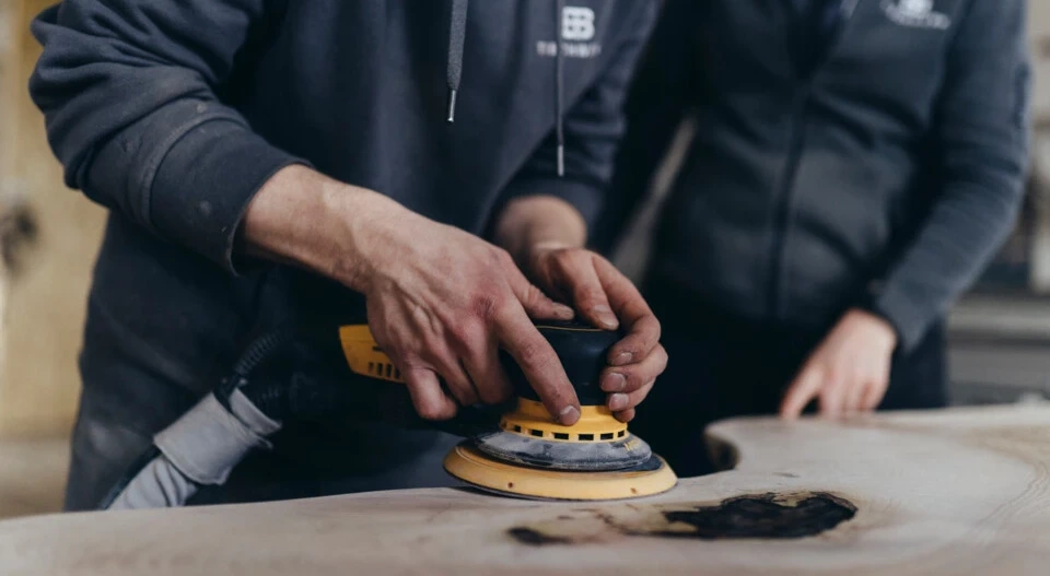 Handwerkliche Bearbeitung einer Massivholzbohle