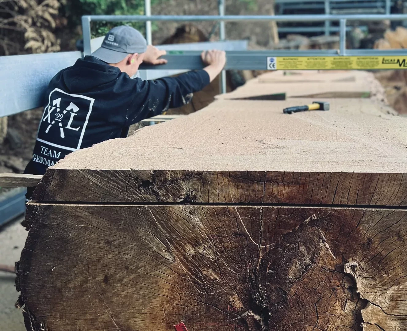 Verfügbare Rohbohle aus dem Holzlager von BB-Tischwerk